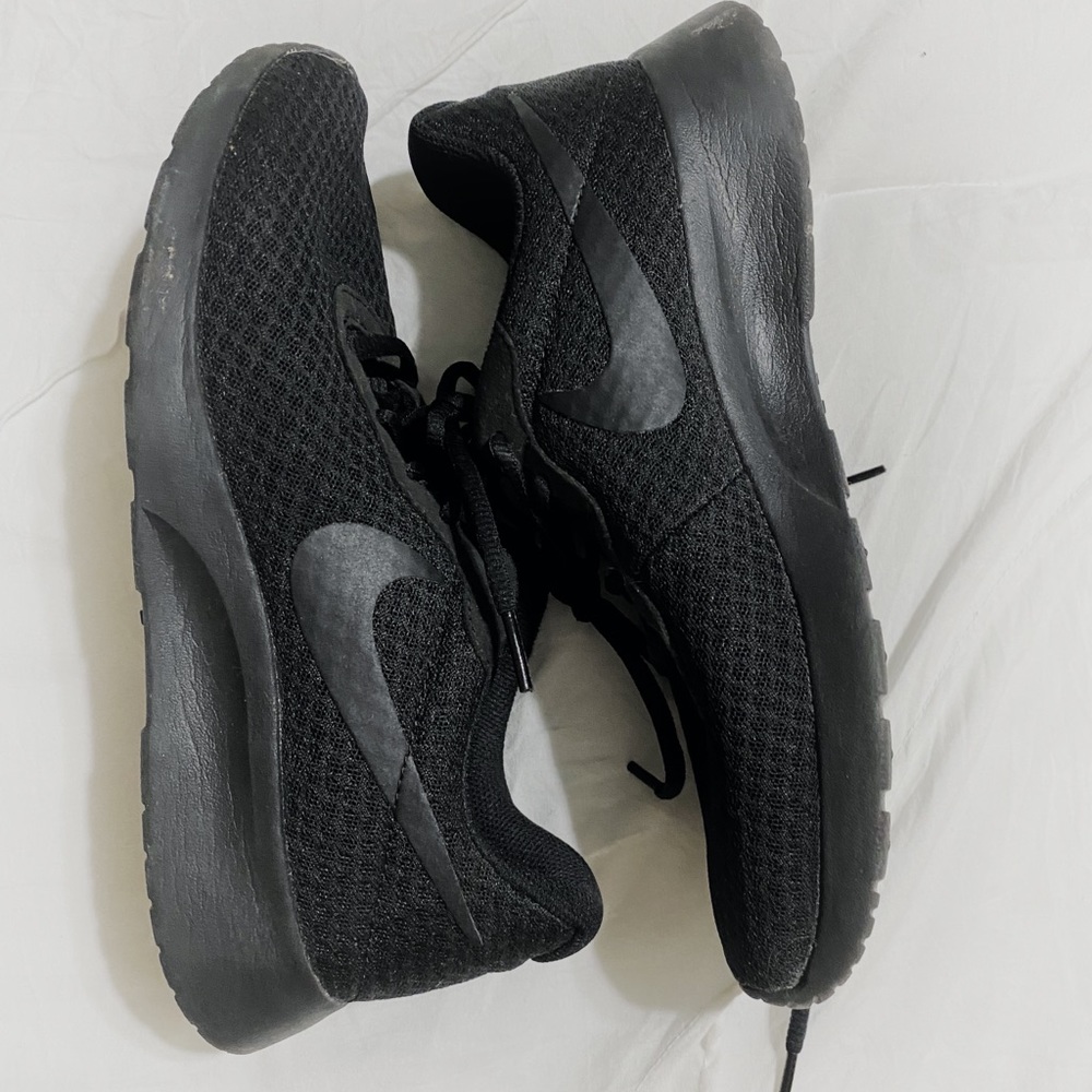 Black Nike Roshe